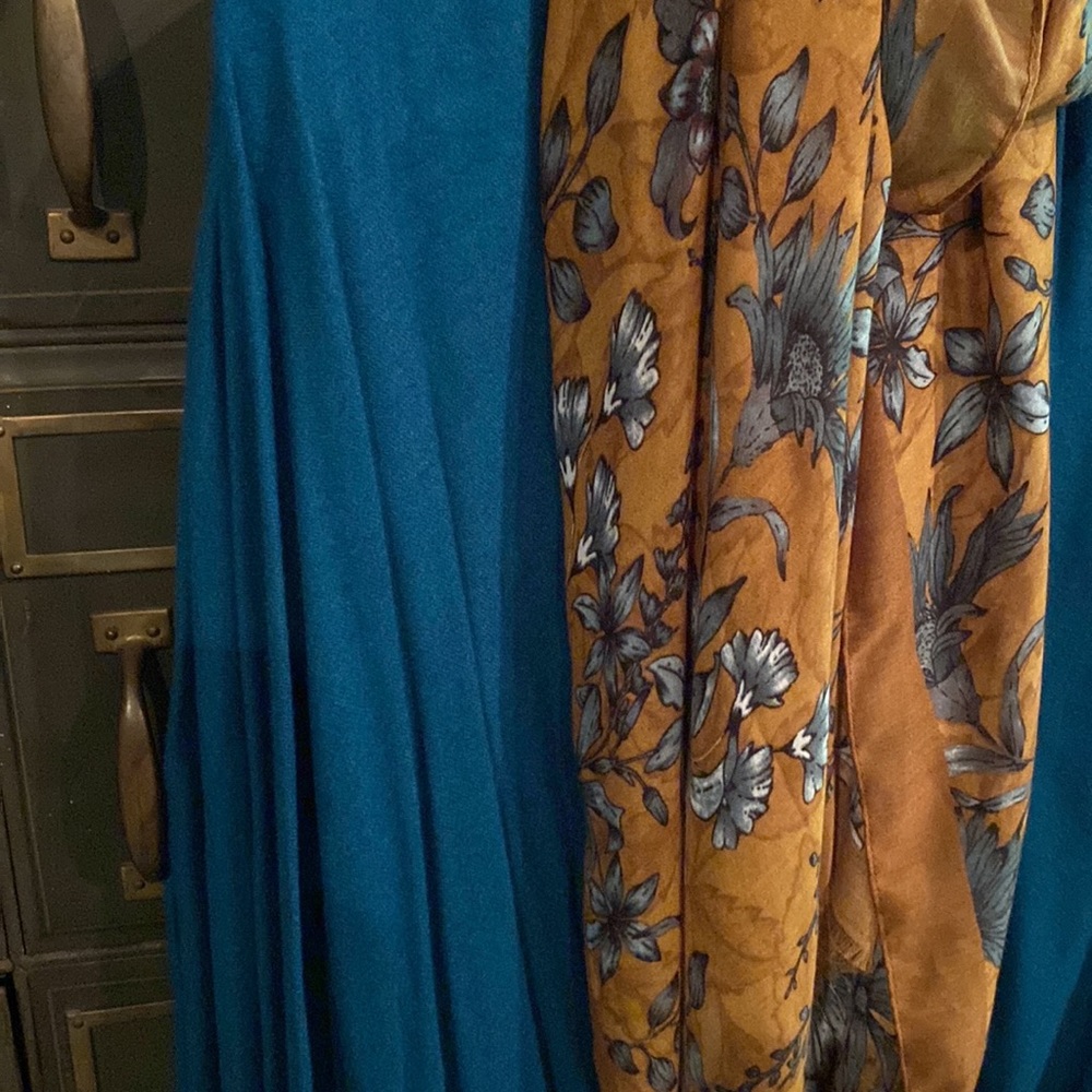 Rayon Cape - Picture 2 of 5